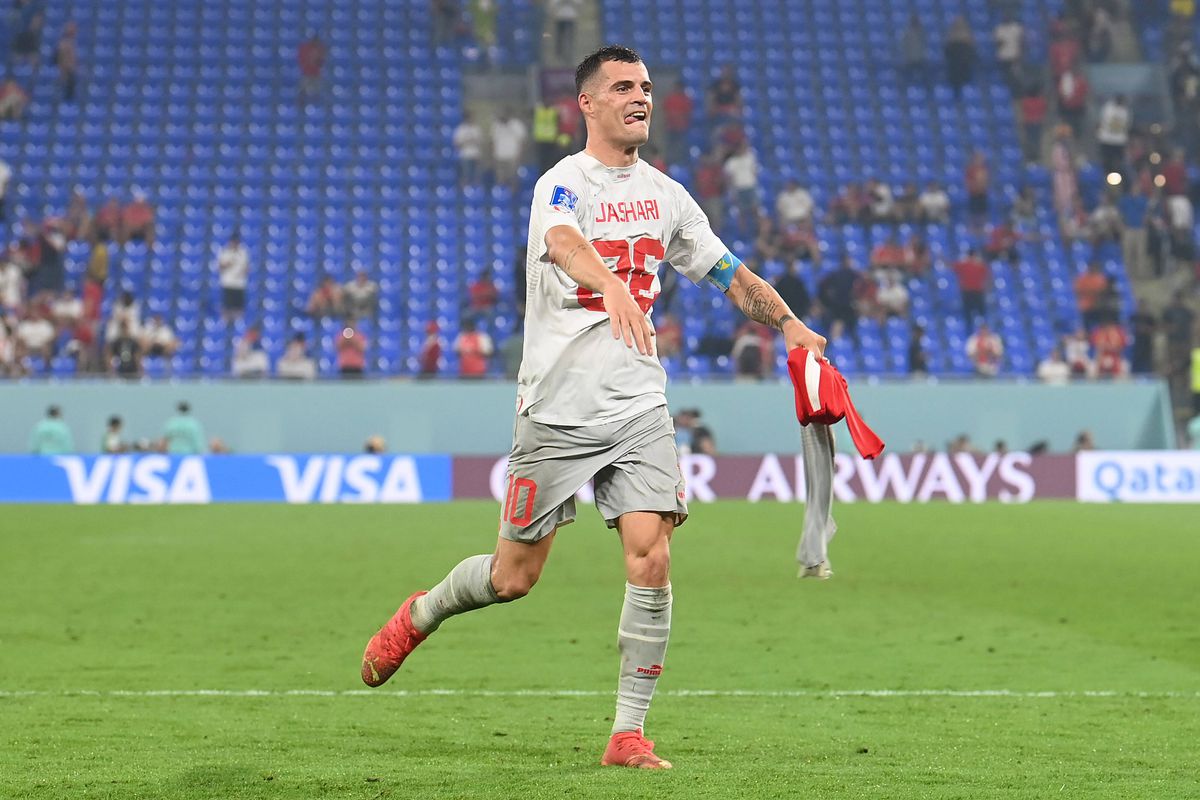 Sfidare pe teren la adresa sârbilor » Gestul provocator al căpitanului Elveției a inflamat spiritele, după meci, iar FIFA ar putea deschide o anchetă