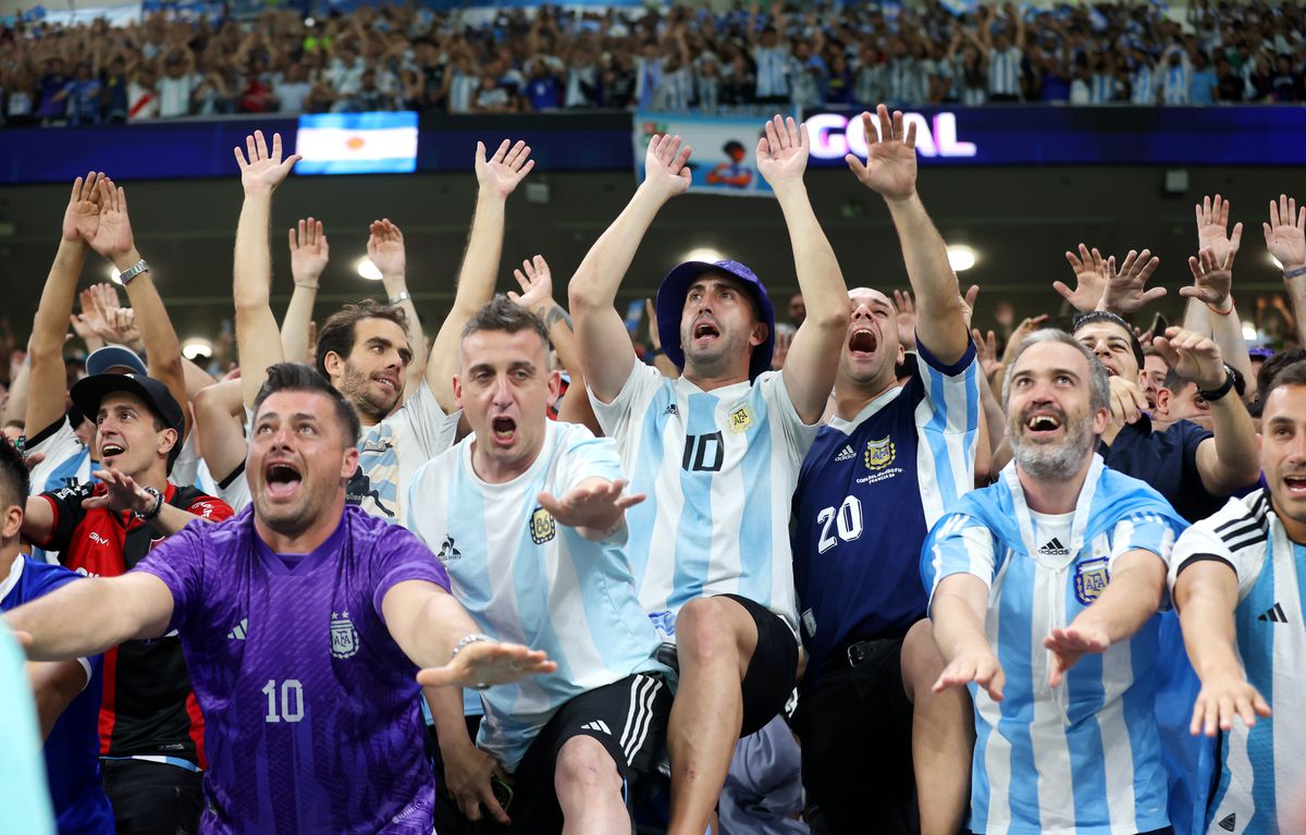 Lecție de pasiune pentru fotbal! Argentina, spectacol în tribune la CM 2022!