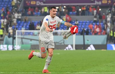 Sfidare pe teren la adresa sârbilor » Gestul provocator al căpitanului Elveției a inflamat spiritele, după meci, iar FIFA ar putea deschide o anchetă