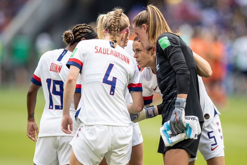 Echipa națională de fotbal feminin a Statelor Unite ale Americii beneficiază de pe urma performanței reprezentativei masculine, eliminată în optimile de finală la Campionatul Mondial, 1-3 contra Țărilor de Jos.