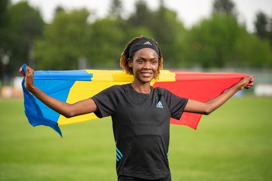 Joan Chelimo Melly cu tricolorul pe umeri FOTO FRA