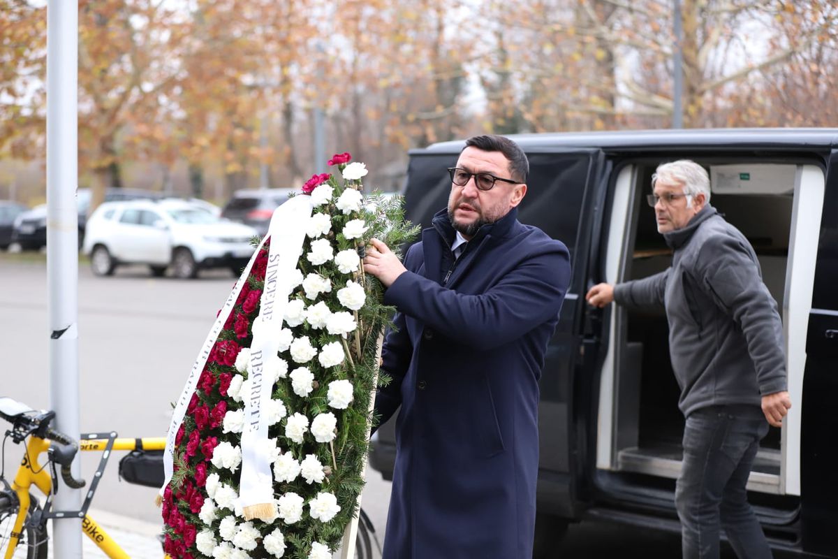 Gest special al lui Miodrag Belodedici lângă sicriul lui Helmut Duckadam, fostul lui coechipier