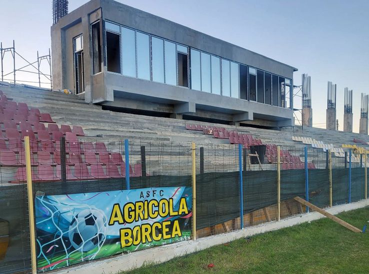 Micuțul stadion din Borcea a trecut printr-un proces de cosmetizare pentru meciul cu FCSB  / Sursă foto: Facebook@ Theodor Aniel