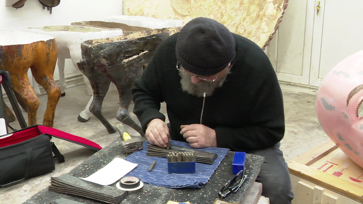 Cum se fac trofeele unicat pentru Fotbalistul și Antrenorul Anului la Superlativele GSP » Gazeta l-a filmat pe meșterul Darie Dup: „Sunt două săptămâni de muncă per trofeu”