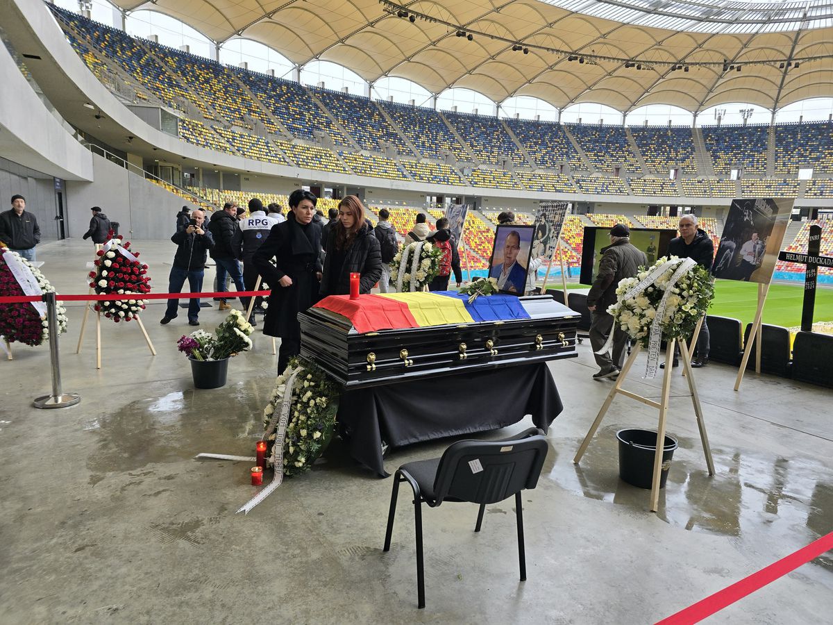 Gest special al lui Miodrag Belodedici lângă sicriul lui Helmut Duckadam, fostul lui coechipier