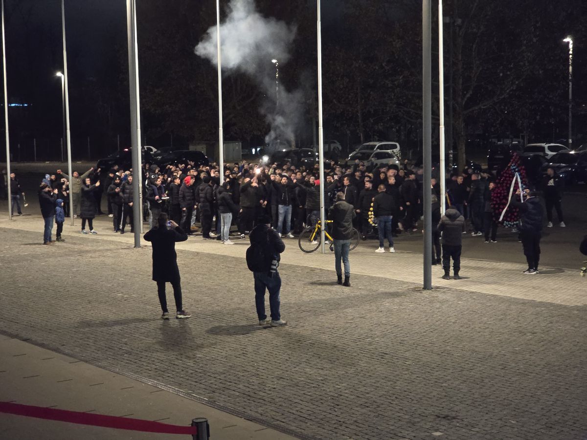 Peluza Nord FCSB și-a făcut apariția la Arena Națională pentru a-și lua rămas-bun de la Helmut Duckadam