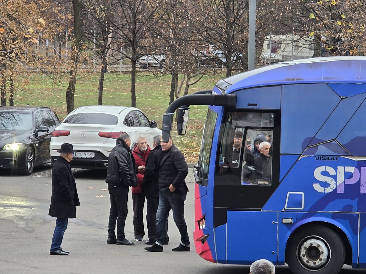 Imagini de la Arena Națională, unde este depus sicriul cu trupul neînsuflețit al lui Helmut Duckadam