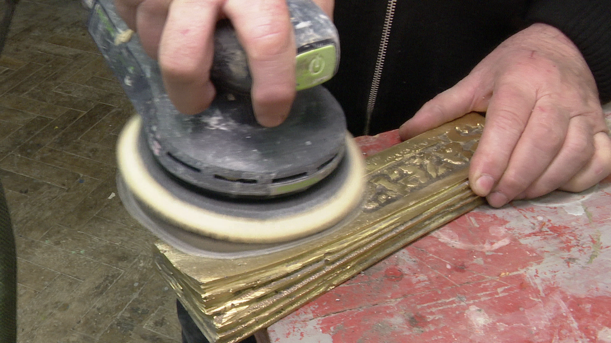 Cum se fac trofeele unicat pentru Fotbalistul și Antrenorul Anului la Superlativele GSP » Gazeta l-a filmat pe meșterul Darie Dup: „Sunt două săptămâni de muncă per trofeu”