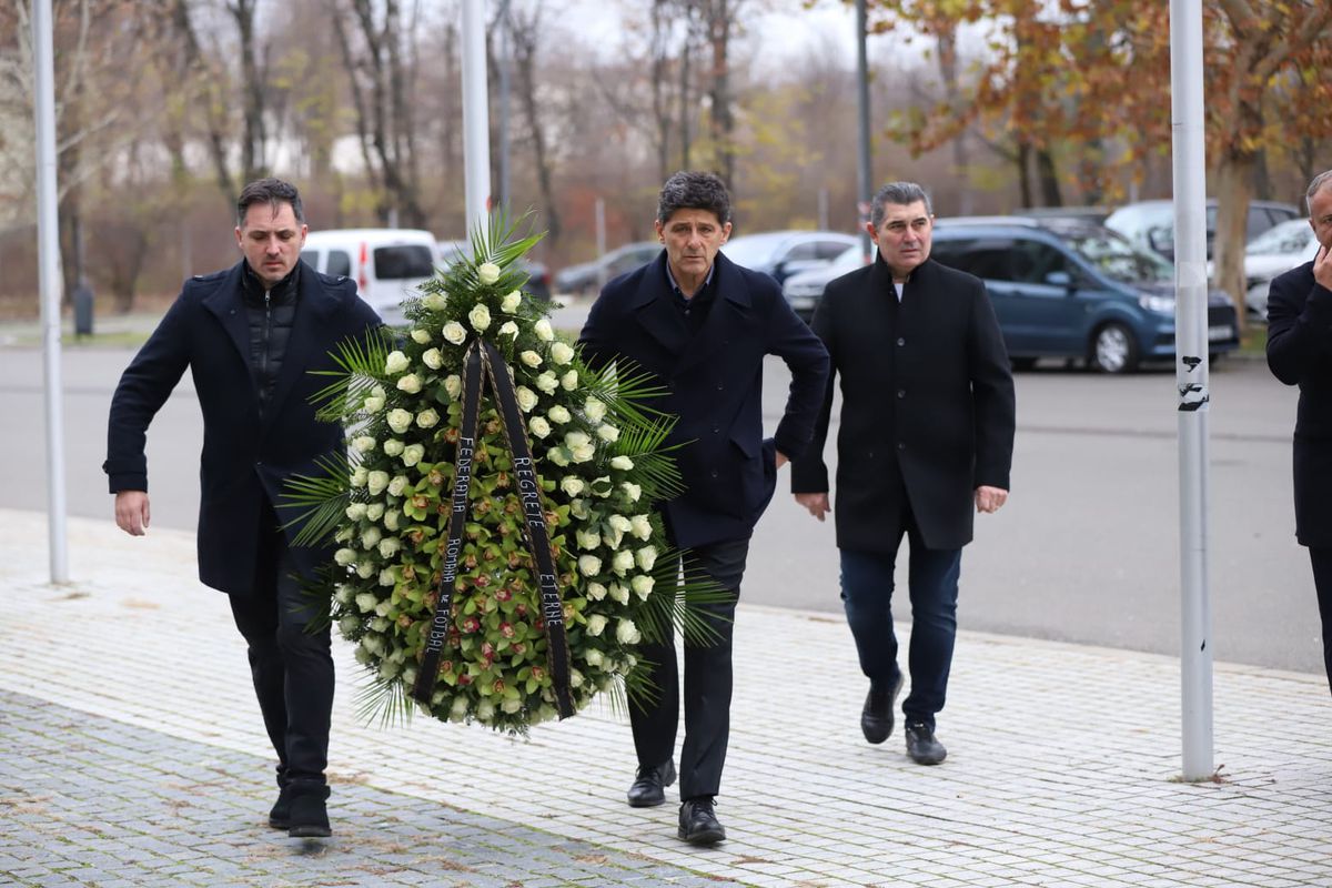 Gest special al lui Miodrag Belodedici lângă sicriul lui Helmut Duckadam, fostul lui coechipier
