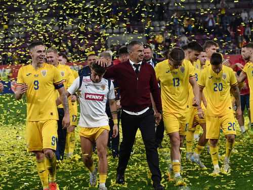 Pancu alături de jucătorii de la România U21/ Foto: Imago