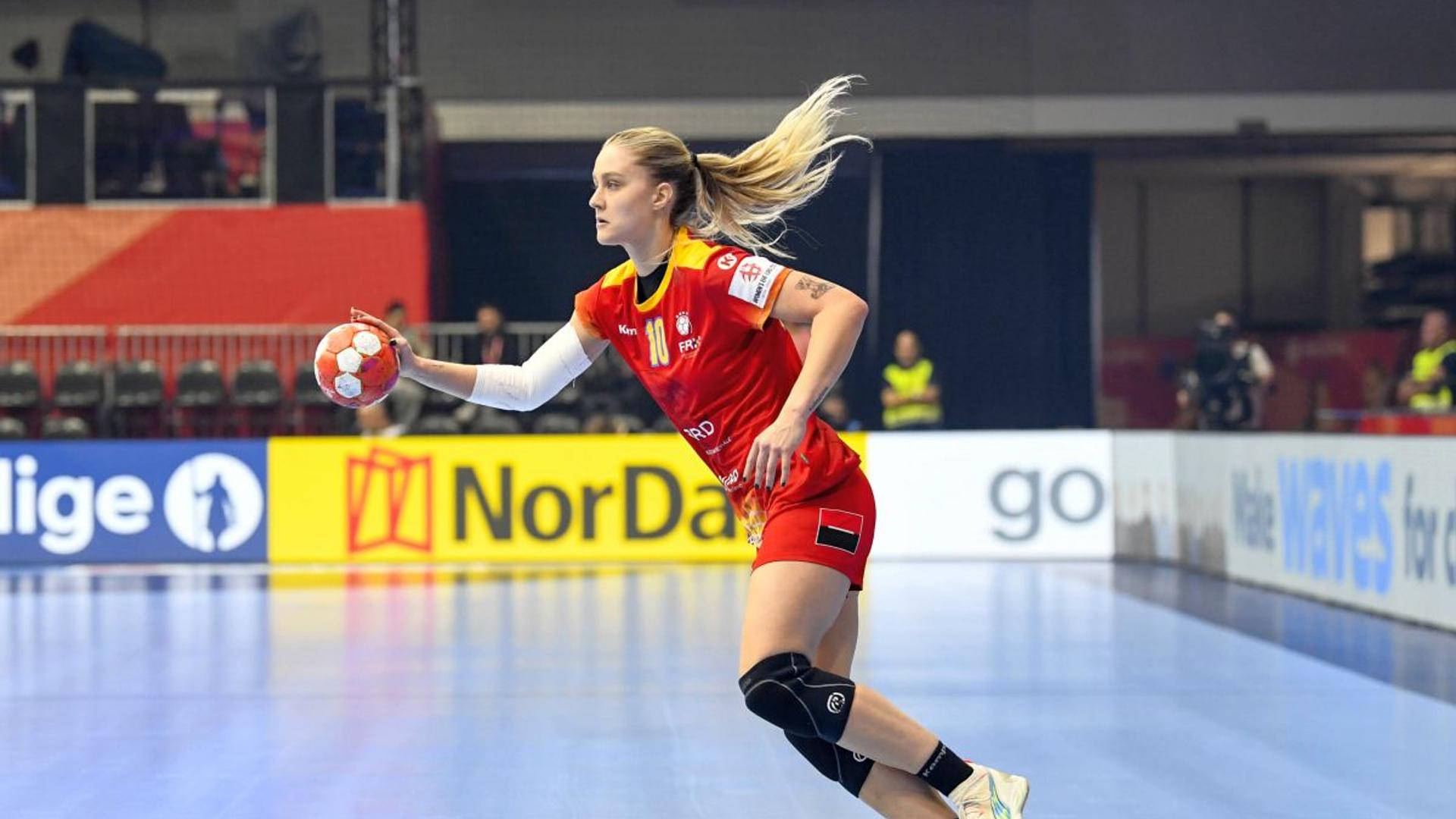 Jucători de handbal România în acțiune pe teren în timpul unui meci din EHF Euro Cup cu publicul așteptând bilete meci handbal la Bistrița | sursa foto: Gazeta Sporturilor