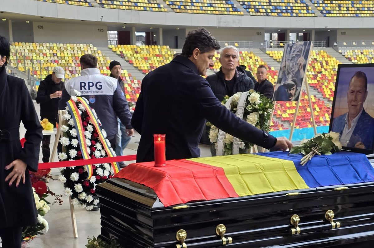 Gest special al lui Miodrag Belodedici lângă sicriul lui Helmut Duckadam, fostul lui coechipier