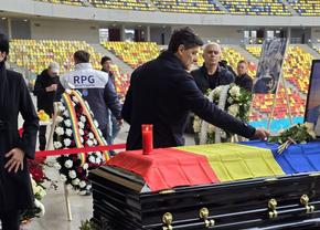 Gest special al lui Miodrag Belodedici lângă sicriul lui Helmut Duckadam, fostul lui coechipier