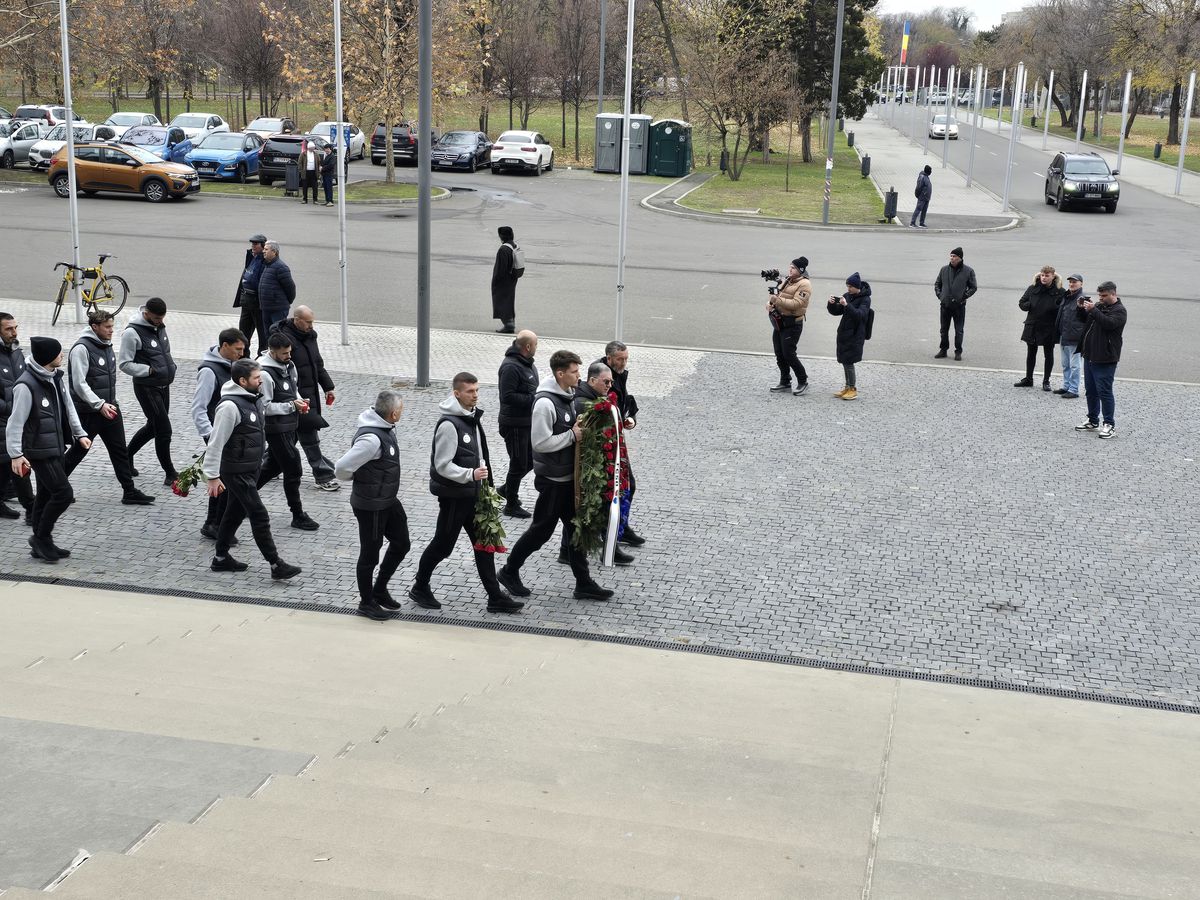 Gest special al lui Miodrag Belodedici lângă sicriul lui Helmut Duckadam, fostul lui coechipier