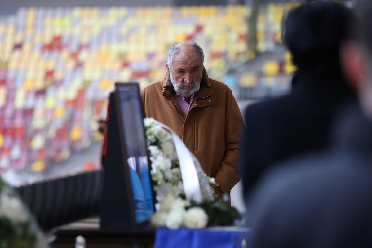 Gest special al lui Miodrag Belodedici lângă sicriul lui Helmut Duckadam, fostul lui coechipier