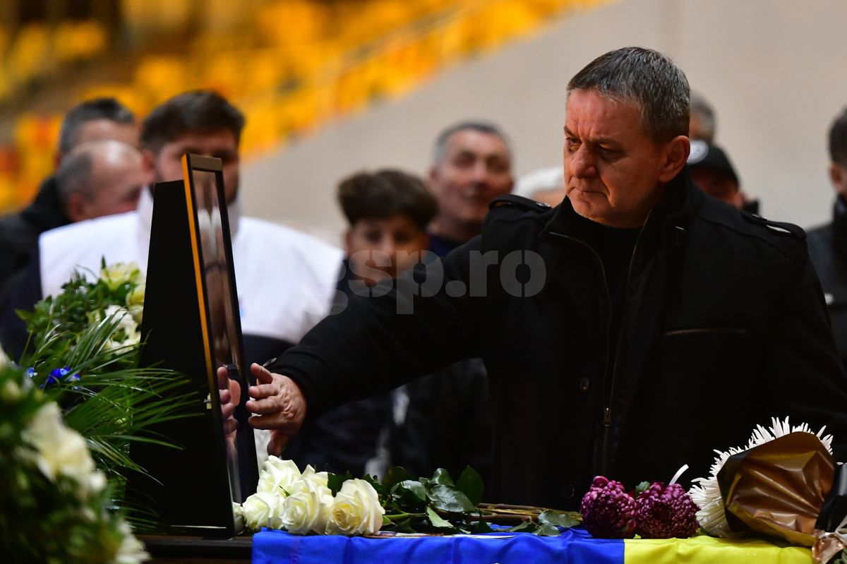 Fanii i-au adus un ultim omagiu lui Helmut Duckadam pe Arena Națională » Toate imaginile de la catafalcul „Eroului de la Sevilla”