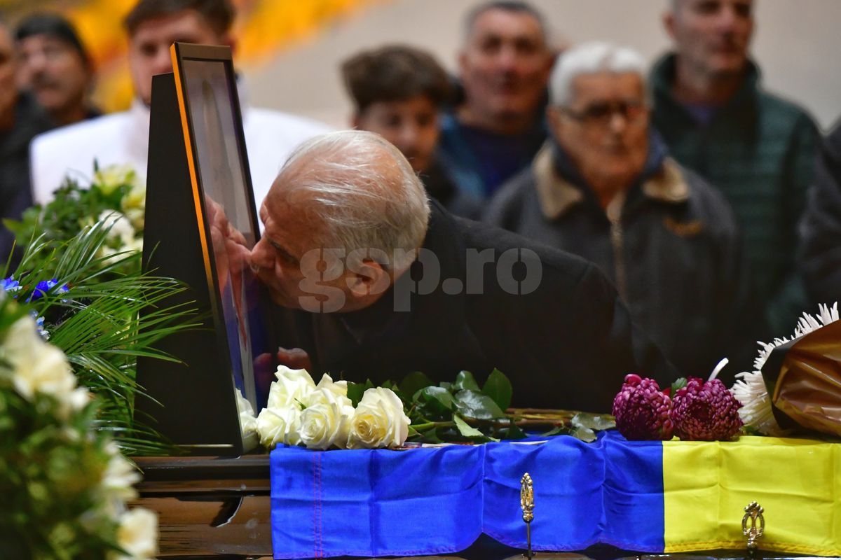 Fanii i-au adus un ultim omagiu lui Helmut Duckadam pe Arena Națională » Toate imaginile de la catafalcul „Eroului de la Sevilla”
