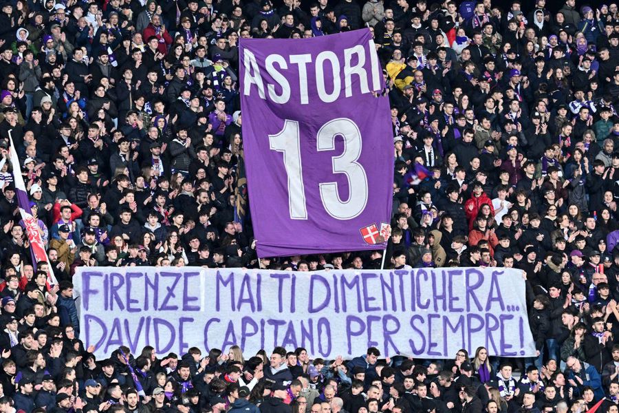 Fanii Fiorentinei marchează mereu memoria lui Davide Astori în minutul 13 al fiecărui meci jucat pe teren propriu / Foto: Imago Condamnări totale de doi ani și 4 luni » 3 medici au fost găsiți vinovați pentru moartea lui Davide Astori
