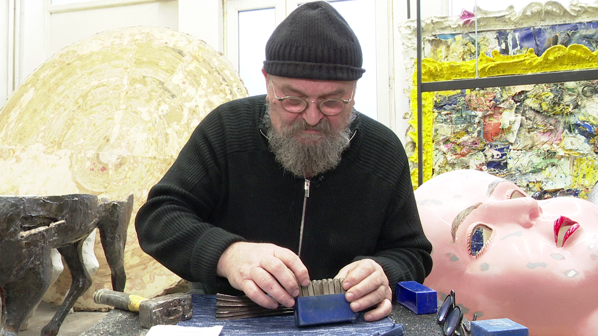 Cum se fac trofeele unicat pentru Fotbalistul și Antrenorul Anului la Superlativele GSP » Gazeta l-a filmat pe meșterul Darie Dup: „Sunt două săptămâni de muncă per trofeu”