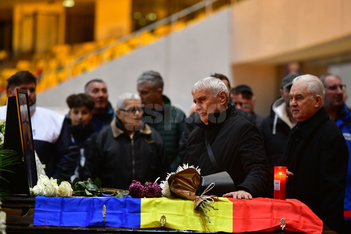 Imagini de impact de la Arena Națională. Lăcătuș și Anghel Iordănescu, răvășiți lângă sicriul lui Duckadam