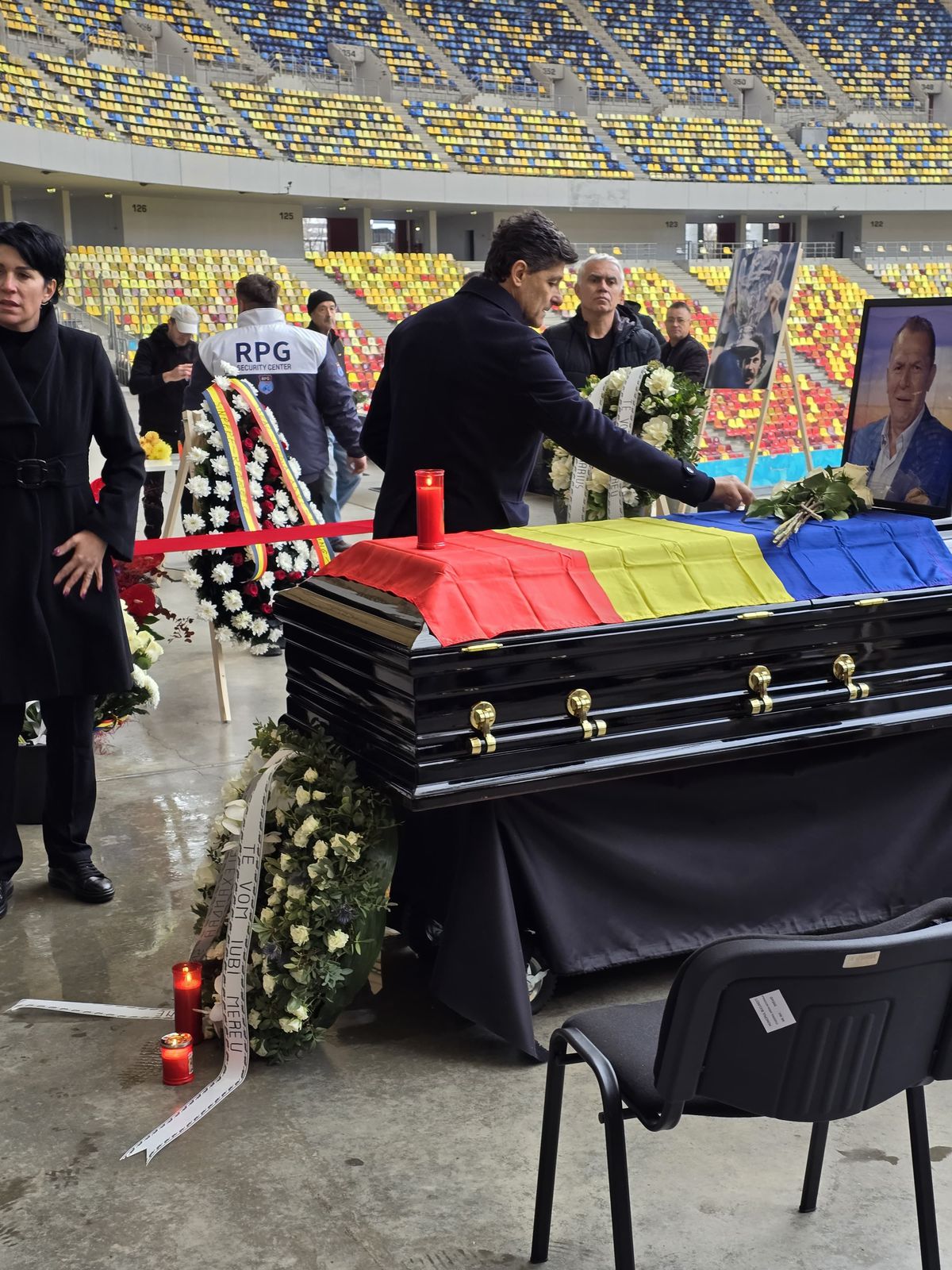 Gest special al lui Miodrag Belodedici lângă sicriul lui Helmut Duckadam, fostul lui coechipier