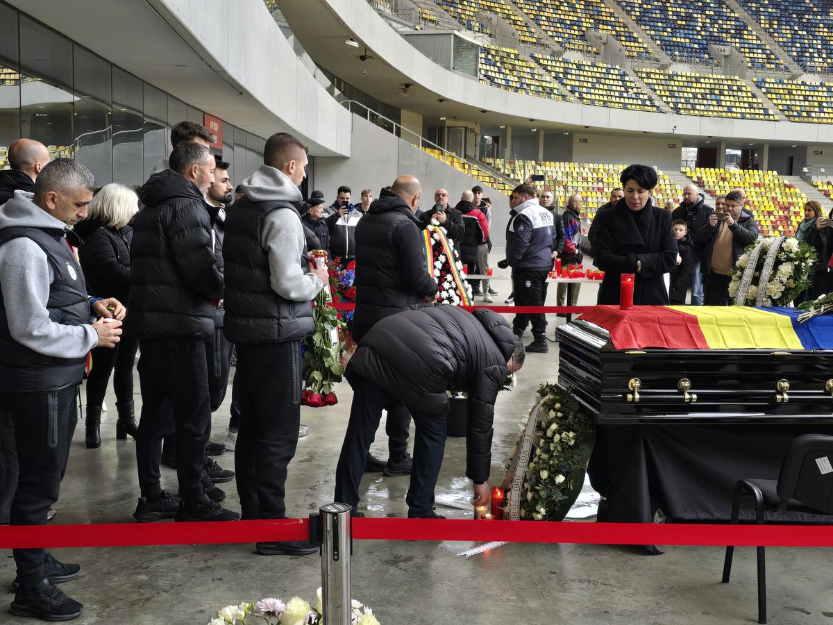 Gest special al lui Miodrag Belodedici lângă sicriul lui Helmut Duckadam, fostul lui coechipier