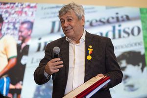 Mircea Lucescu, aclamat la Primăria Iași » Selecționerul și-a lansat cartea