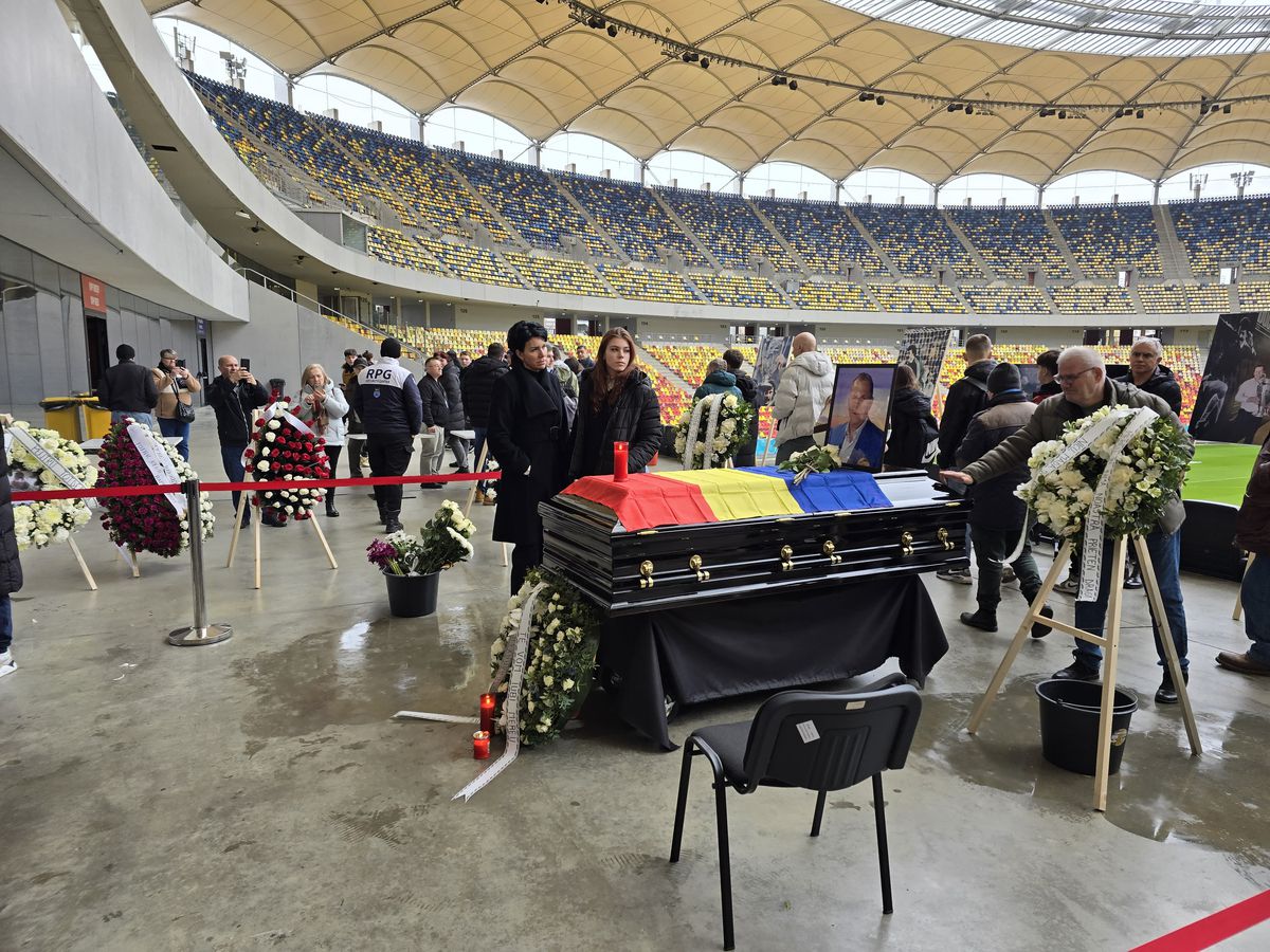 Gest special al lui Miodrag Belodedici lângă sicriul lui Helmut Duckadam, fostul lui coechipier