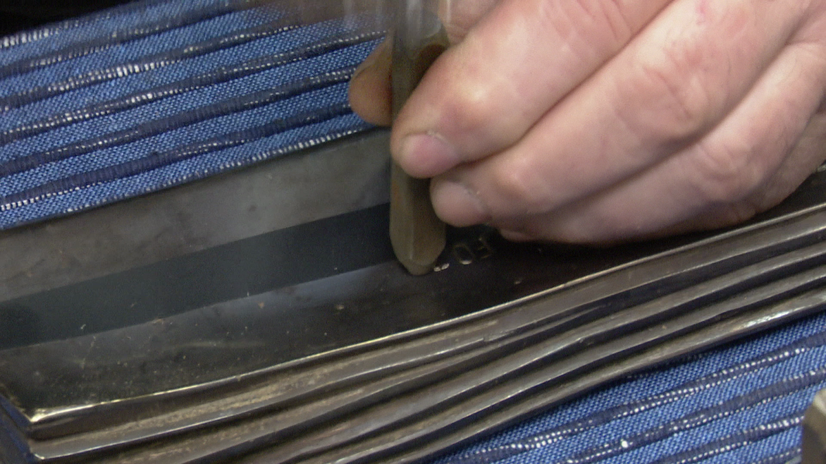 Cum se fac trofeele unicat pentru Fotbalistul și Antrenorul Anului la Superlativele GSP » Gazeta l-a filmat pe meșterul Darie Dup: „Sunt două săptămâni de muncă per trofeu”