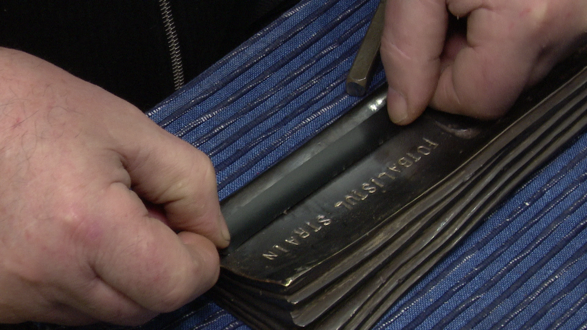 Cum se fac trofeele unicat pentru Fotbalistul și Antrenorul Anului la Superlativele GSP » Gazeta l-a filmat pe meșterul Darie Dup: „Sunt două săptămâni de muncă per trofeu”