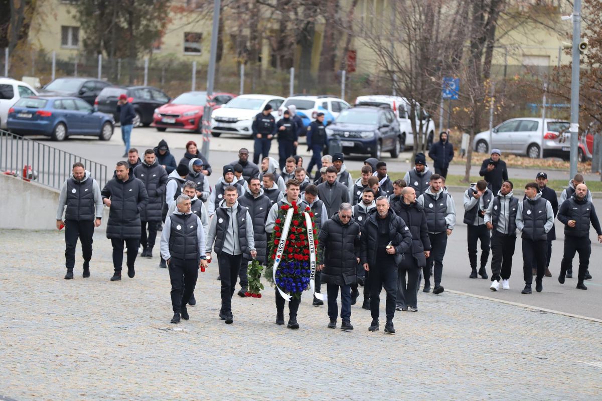 Gest special al lui Miodrag Belodedici lângă sicriul lui Helmut Duckadam, fostul lui coechipier