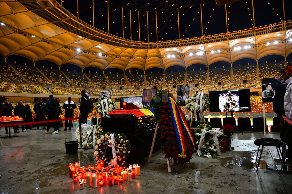 Fanii i-au adus un ultim omagiu lui Helmut Duckadam pe Arena Națională » Toate imaginile de la catafalcul „Eroului de la Sevilla”