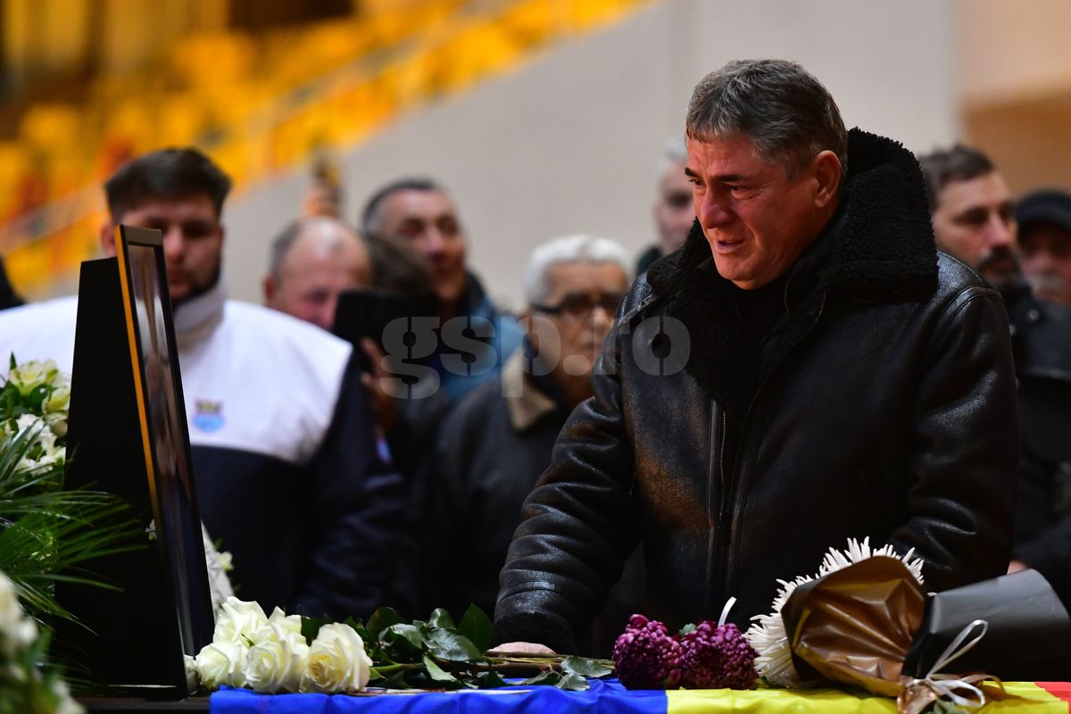 Fanii i-au adus un ultim omagiu lui Helmut Duckadam pe Arena Națională » Toate imaginile de la catafalcul „Eroului de la Sevilla”