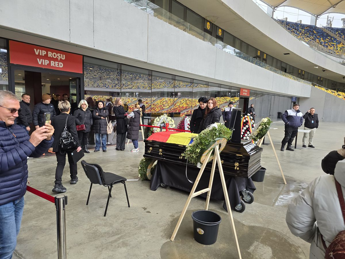 Gest special al lui Miodrag Belodedici lângă sicriul lui Helmut Duckadam, fostul lui coechipier