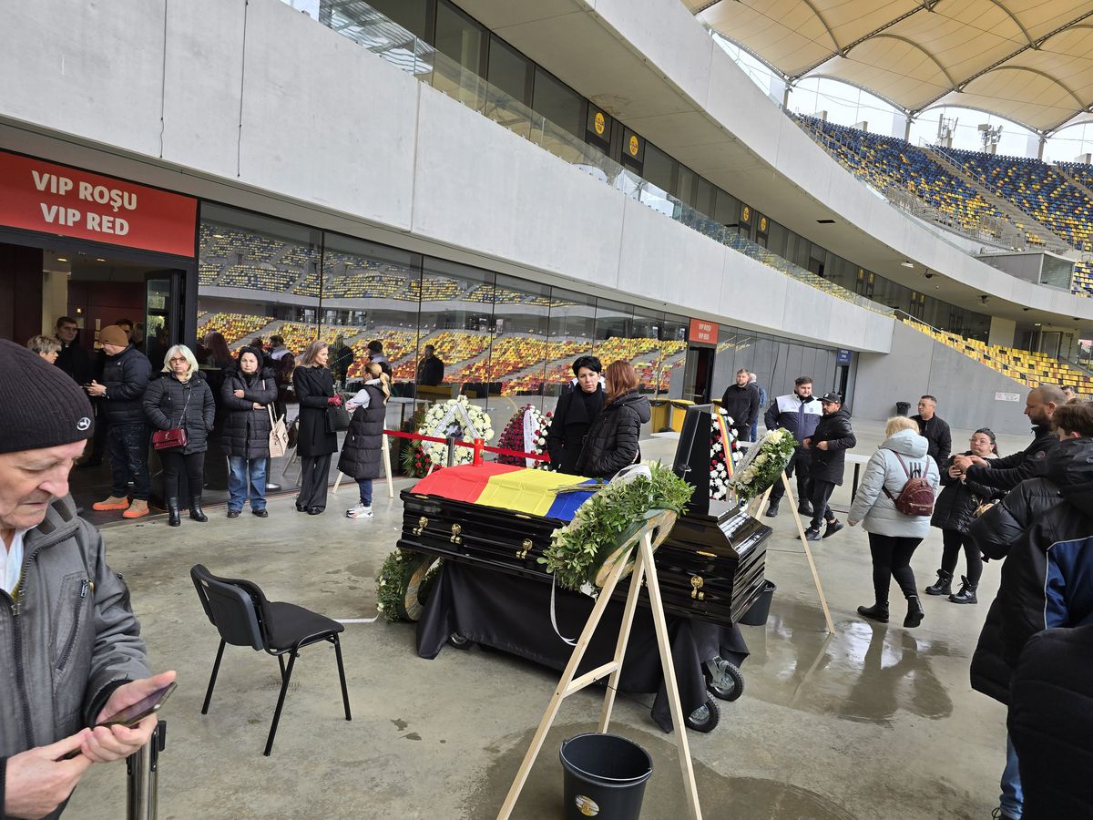 Gest special al lui Miodrag Belodedici lângă sicriul lui Helmut Duckadam, fostul lui coechipier