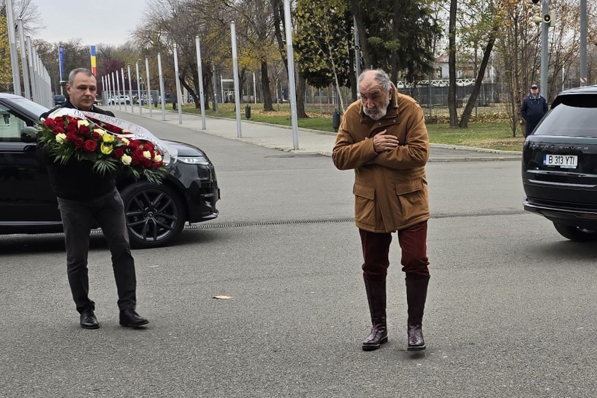 Gest special al lui Miodrag Belodedici lângă sicriul lui Helmut Duckadam, fostul lui coechipier