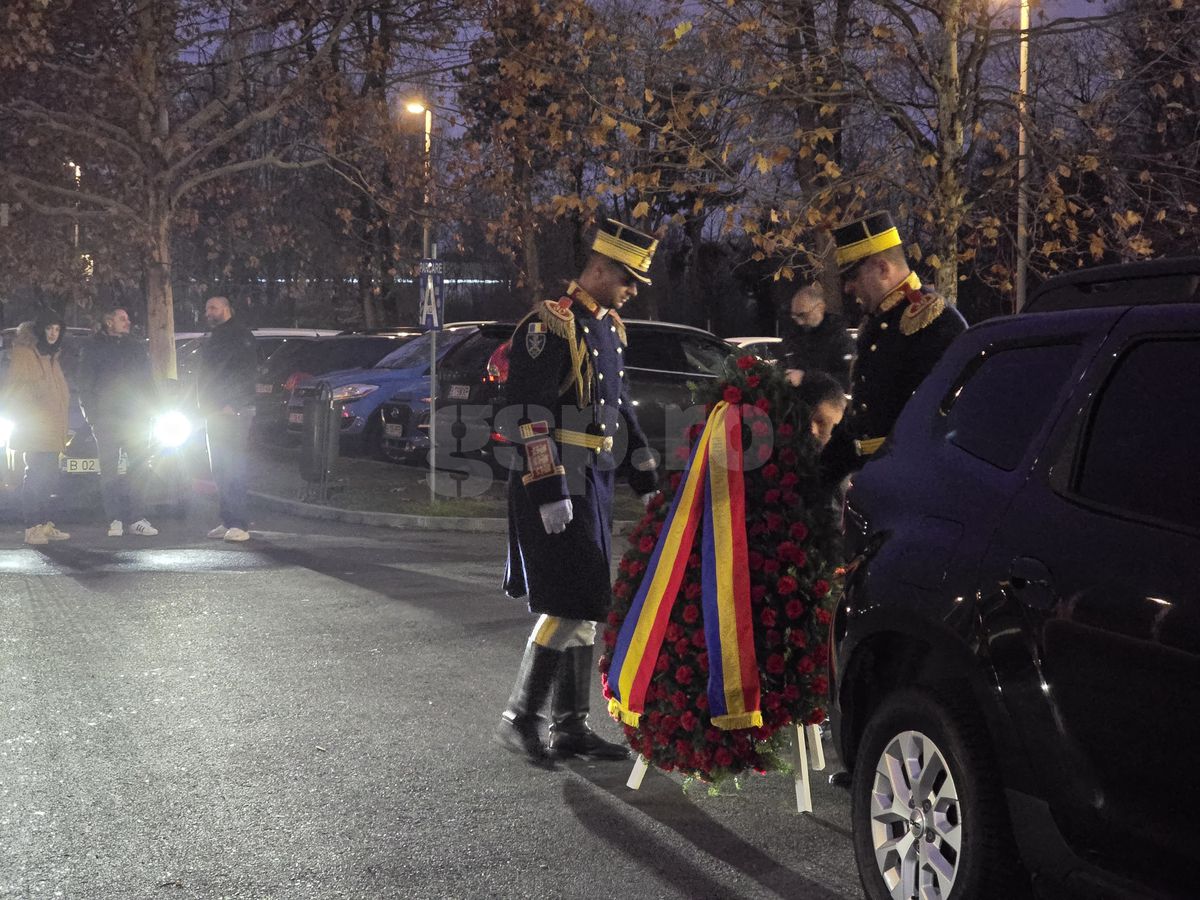 Imagini de impact de la Arena Națională. Lăcătuș și Anghel Iordănescu, răvășiți lângă sicriul lui Duckadam