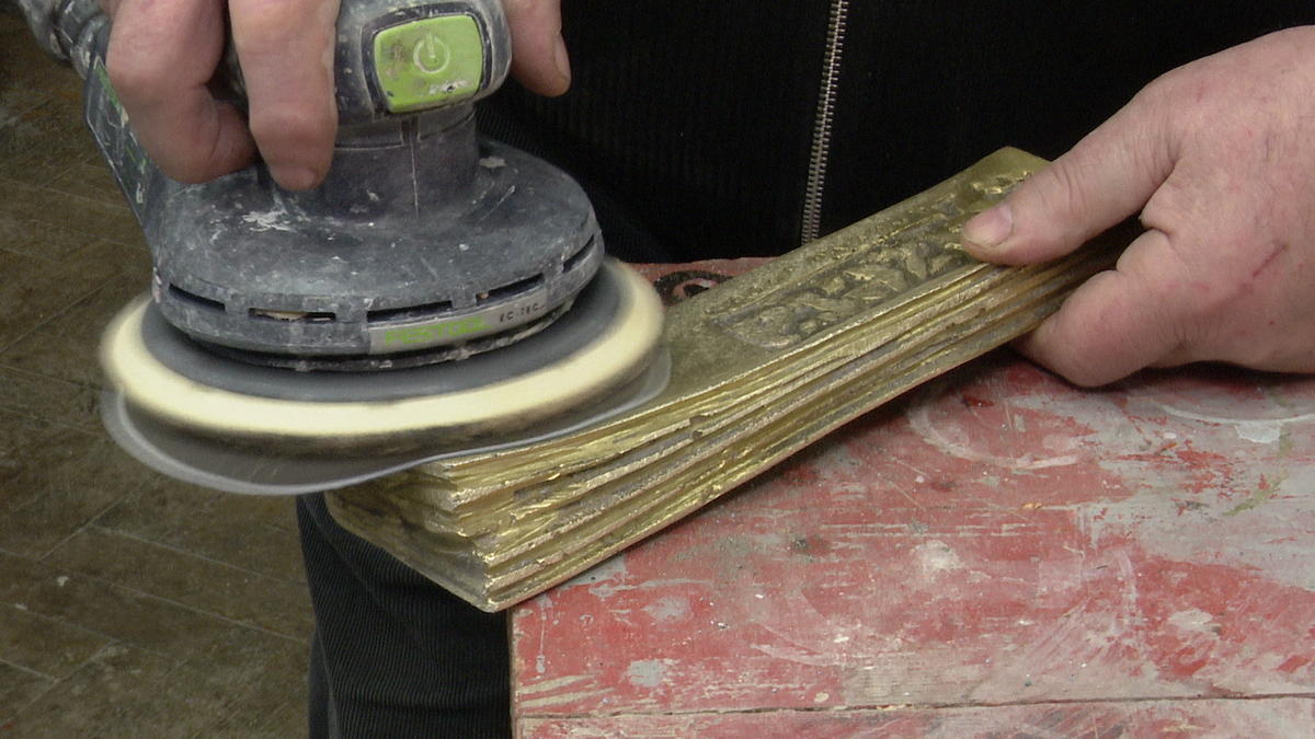 Cum se fac trofeele unicat pentru Fotbalistul și Antrenorul Anului la Superlativele GSP » Gazeta l-a filmat pe meșterul Darie Dup: „Sunt două săptămâni de muncă per trofeu”