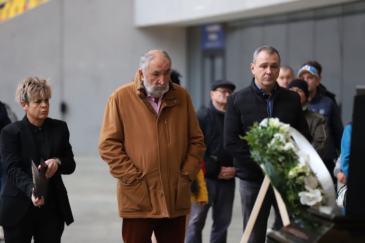 Gest special al lui Miodrag Belodedici lângă sicriul lui Helmut Duckadam, fostul lui coechipier