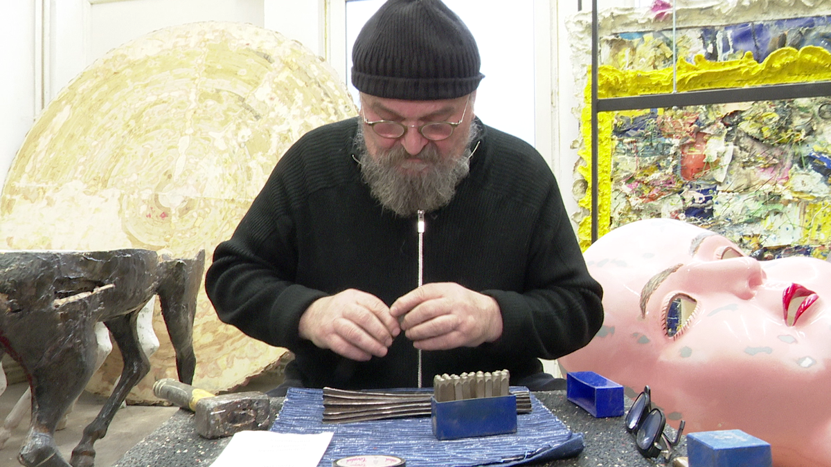 Cum se fac trofeele unicat pentru Fotbalistul și Antrenorul Anului la Superlativele GSP » Gazeta l-a filmat pe meșterul Darie Dup: „Sunt două săptămâni de muncă per trofeu”