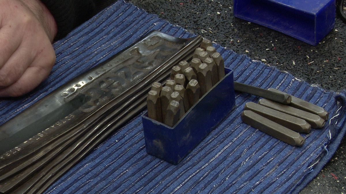 Cum se fac trofeele unicat pentru Fotbalistul și Antrenorul Anului la Superlativele GSP » Gazeta l-a filmat pe meșterul Darie Dup: „Sunt două săptămâni de muncă per trofeu”