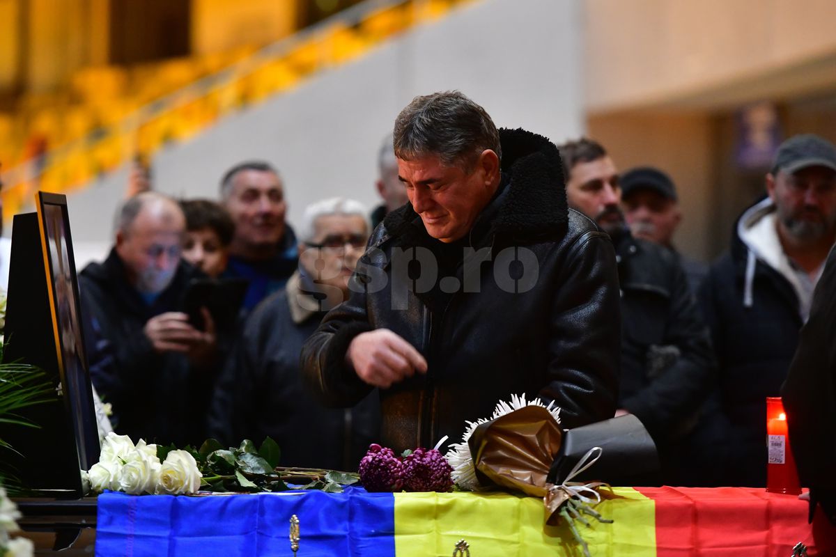 Fanii i-au adus un ultim omagiu lui Helmut Duckadam pe Arena Națională » Toate imaginile de la catafalcul „Eroului de la Sevilla”