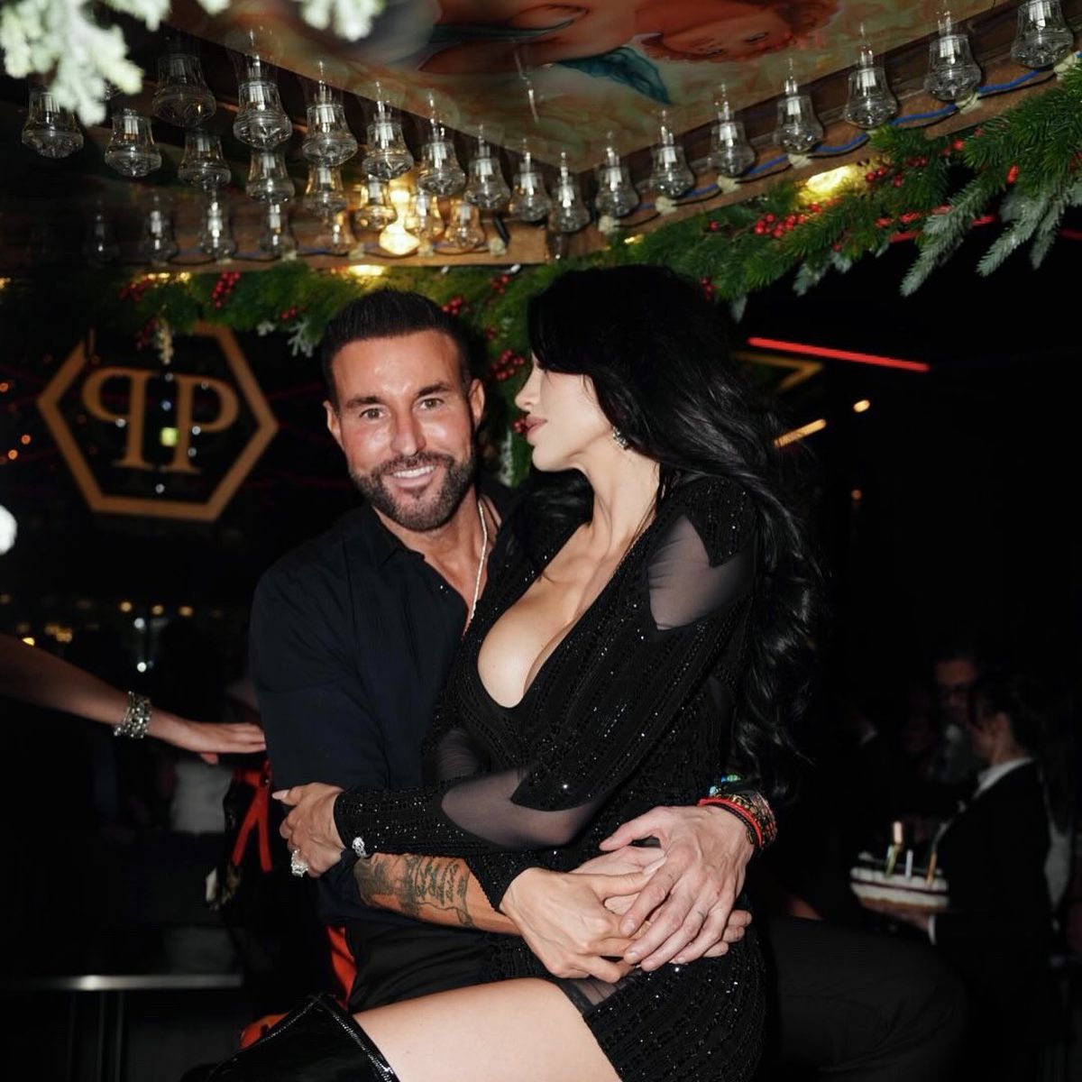 Fotomodelul din Pașcani l-a hipnotizat pe Philipp Plein cu decolteul generos » Într-o rochie mulată în brațele designerului