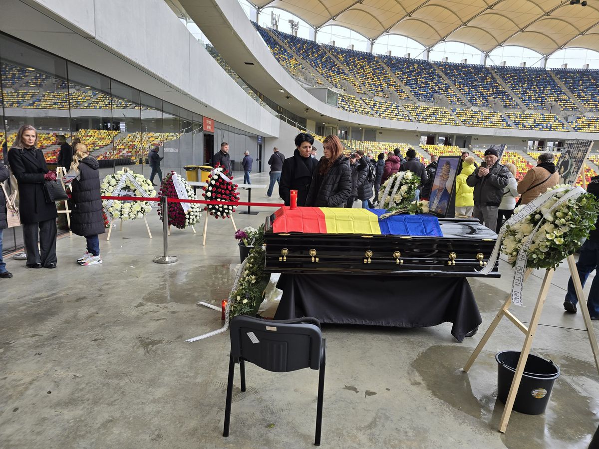 Gest special al lui Miodrag Belodedici lângă sicriul lui Helmut Duckadam, fostul lui coechipier