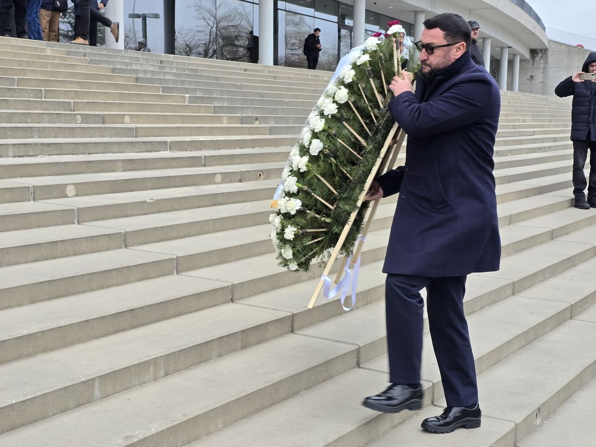 Gest special al lui Miodrag Belodedici lângă sicriul lui Helmut Duckadam, fostul lui coechipier