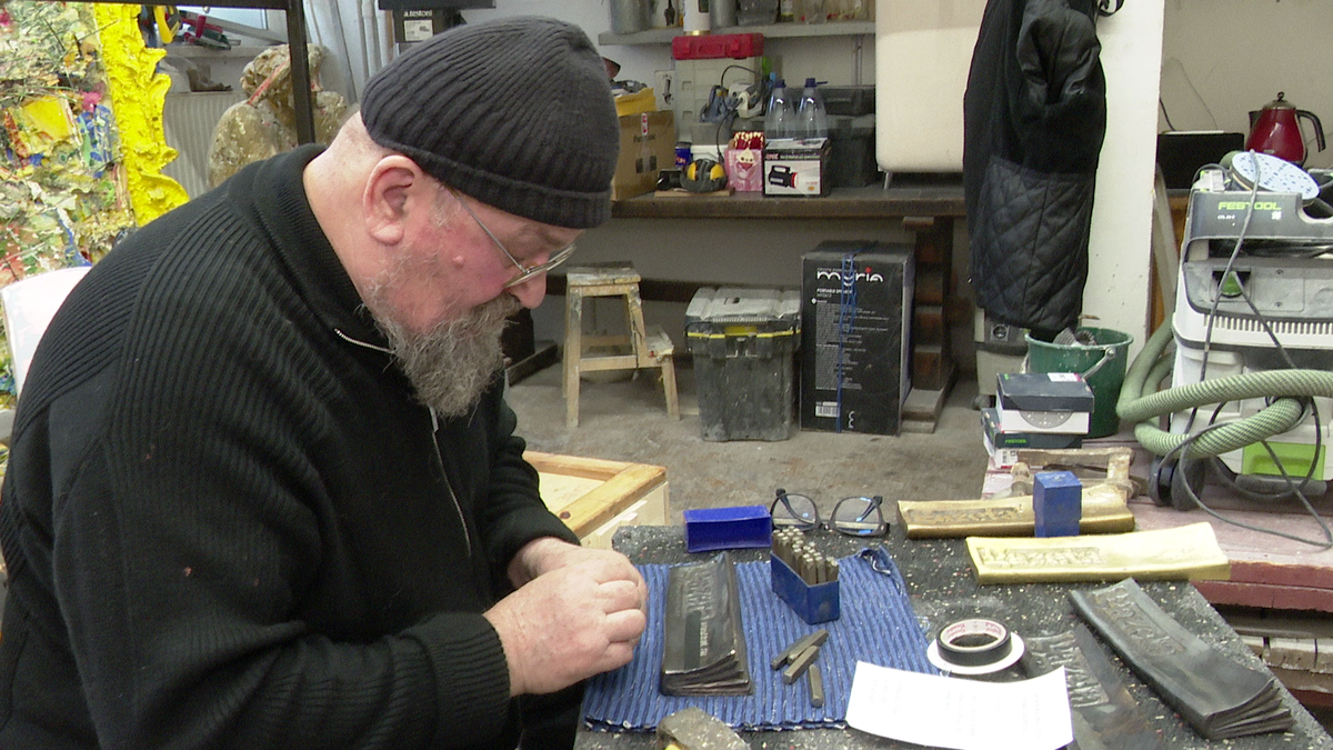 Cum se fac trofeele unicat pentru Fotbalistul și Antrenorul Anului la Superlativele GSP » Gazeta l-a filmat pe meșterul Darie Dup: „Sunt două săptămâni de muncă per trofeu”