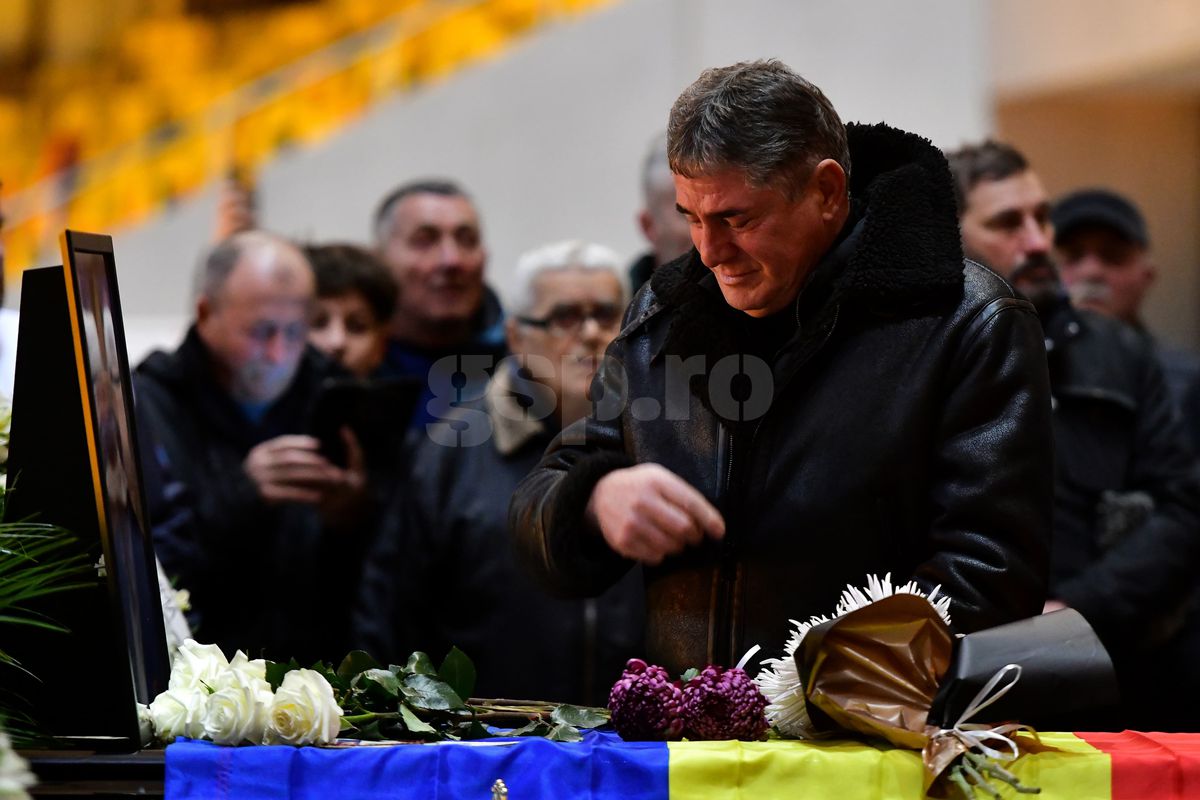 Fanii i-au adus un ultim omagiu lui Helmut Duckadam pe Arena Națională » Toate imaginile de la catafalcul „Eroului de la Sevilla”