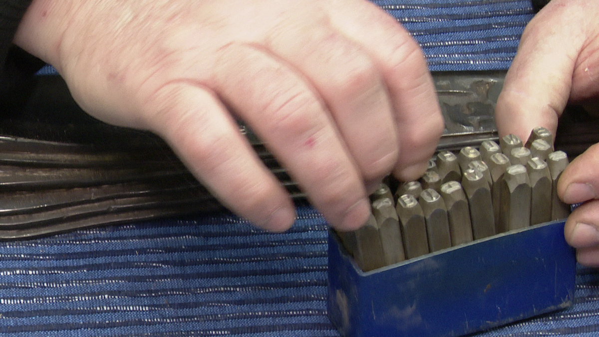 Cum se fac trofeele unicat pentru Fotbalistul și Antrenorul Anului la Superlativele GSP » Gazeta l-a filmat pe meșterul Darie Dup: „Sunt două săptămâni de muncă per trofeu”