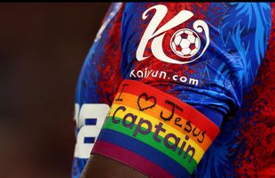 Riscă sancțiuni din partea federației pentru un mesaj religios! Ce și-a scris un căpitan din Premier League pe banderola LGBTQ+