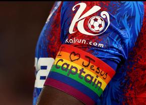 Riscă sancțiuni din partea federației pentru un mesaj religios! Ce și-a scris un căpitan din Premier League pe banderola LGBTQ+